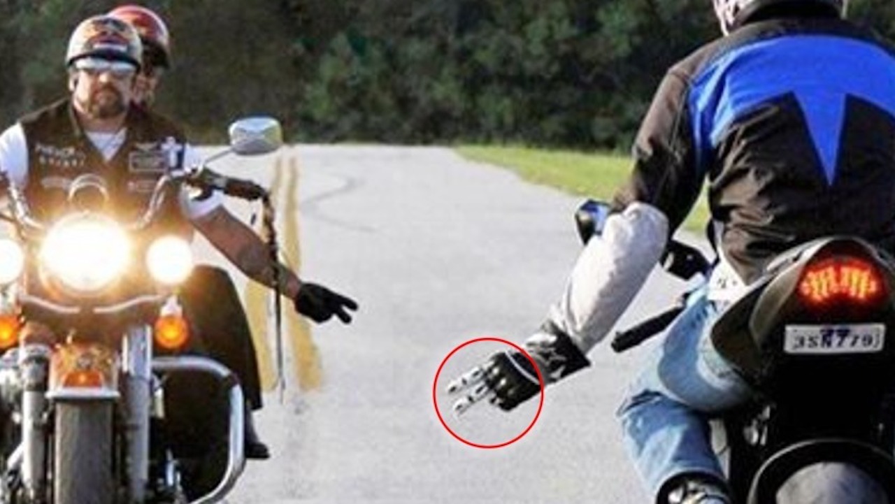 Comment se saluer entre motard ?