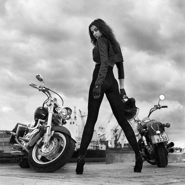 Shooting photo moto pour femme : Comment réussir votre séance ?